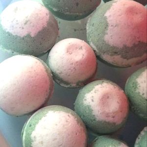 August (Apple scented bath bomb)
